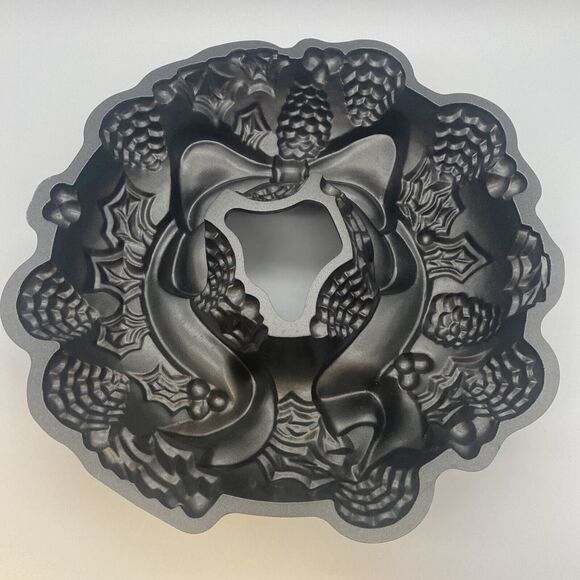 Nordic Ware Holiday Christmas Wreath Bundt Cake Mold Pan - Picture 7 of 7